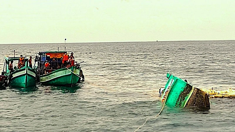Bộ đội Biên phòng Cà Mau hỗ trợ trục vớt tàu cá ngư dân gặp nạn trên biển. (Ảnh: Lê Khoa) 