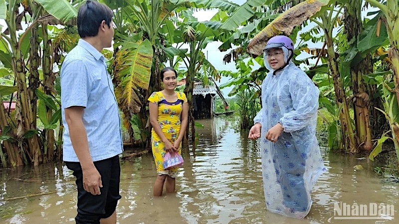 Đại diện cấp ủy, chính quyền xã Trần Hợi (huyện Trần Văn Thời, tỉnh Cà Mau) đến thăm hỏi hộ dân có nhà cửa, cây trồng, vật nuôi bị ảnh hưởng do ngập.