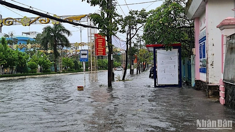 Từ sáng 3/10, Cà Mau tiếp tục có mưa lớn khiến đường xá chưa thoát nước kịp tiếp tục bị ngập chìm trong nước. 