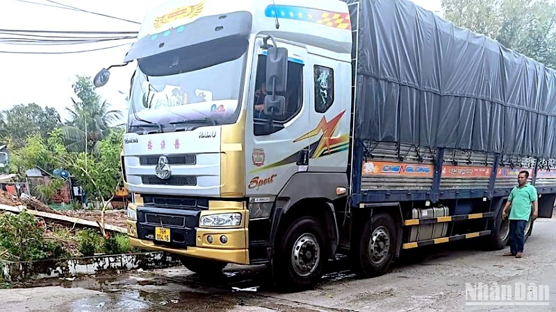 Xe tải khủng gây hư hỏng cầu dân sinh bắt ngang thị trấn Trần Văn Thời, tỉnh Cà Mau.