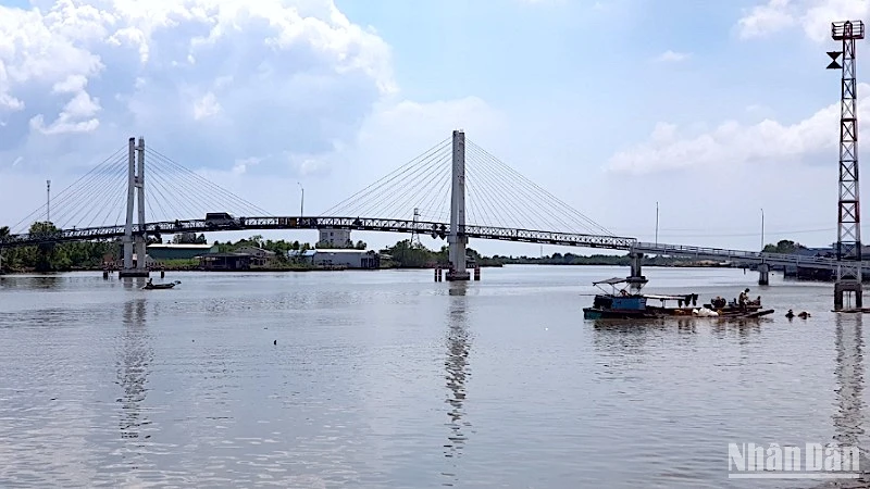 Cầu treo dân sinh bắc ngang thị trấn Trần Văn Thời khi chưa bị hư hỏng.