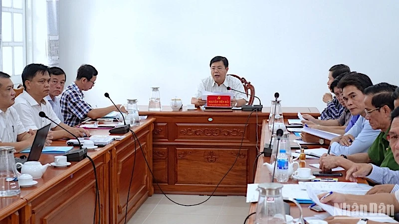 Bí thư Tỉnh ủy Cà Mau Nguyễn Tiến Hải (trên cùng) tổ chức đối thoại, tiếp công dân liên quan đến đất đai vào sáng 19/10. 