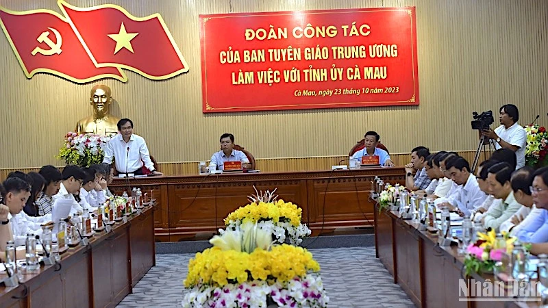 Phó Trưởng Ban Tuyên giáo Trung ương Phan Xuân Thủy (bìa trái, đứng) phát biểu tại buổi làm việc với Tỉnh ủy Cà Mau.