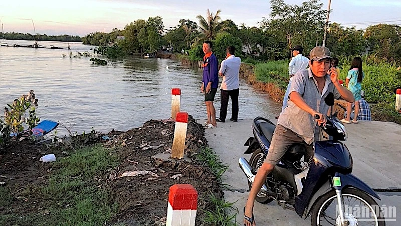 Một đoạn đường ô-tô về trung tâm xã Nguyễn Huân (huyện Đầm Dơi, tỉnh Cà Mau) bị sạt lở hoàn toàn xuống sông vào đầu tháng 7/2023.