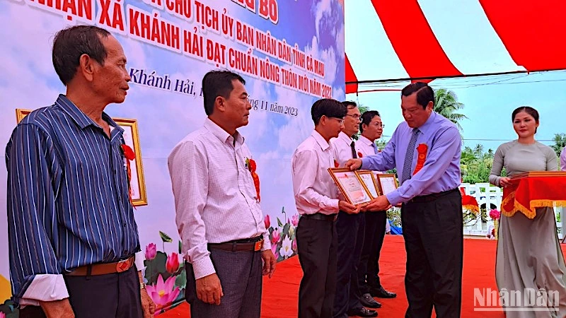 Phó Chủ tịch Ủy ban nhân dân tỉnh Cà Mau Lâm Văn Bi tặng bằng khen của Chủ tịch Ủy ban nhân dân tỉnh cho tập thể, cá nhân có nhiều tích trong xây dựng nông thôn mới.