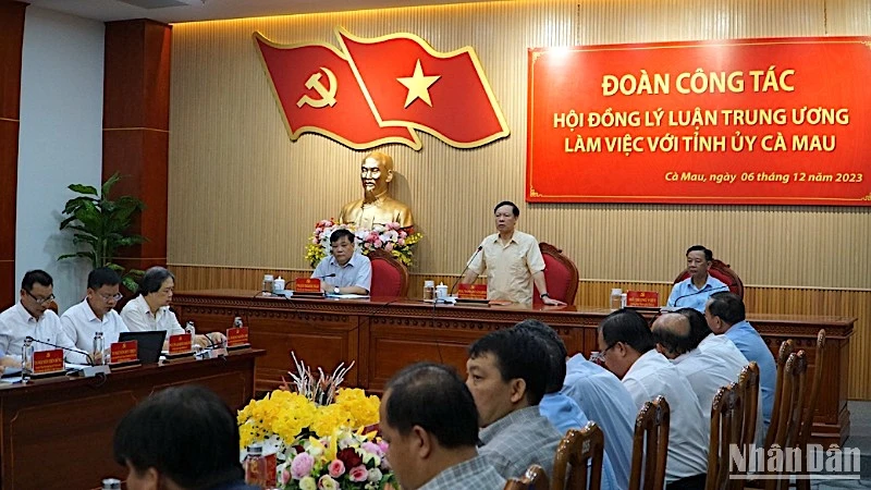 Phó Giáo sư, Tiến sĩ Phạm Văn Linh (đứng) phát biểu tại buổi làm việc với Tỉnh uỷ Cà Mau.