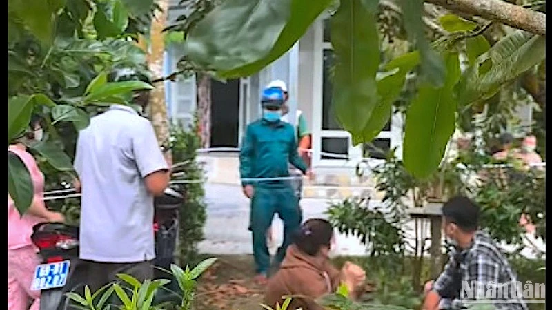Lực lượng nghiệp vụ Công an tỉnh Cà Mau khoanh vùng khu vực nạn nhân tử vong để thu thập chứng cứ