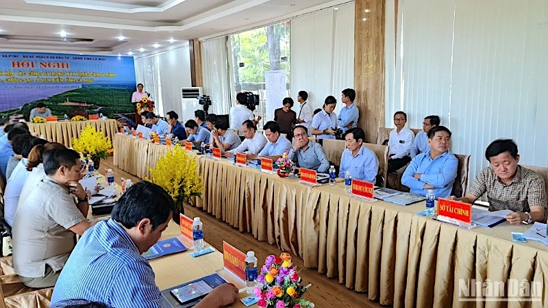 Hội nghị tổng kết mô hình hợp tác công tư trong xây dựng công trình phòng, chống sạt lở ven biển Cà Mau. 