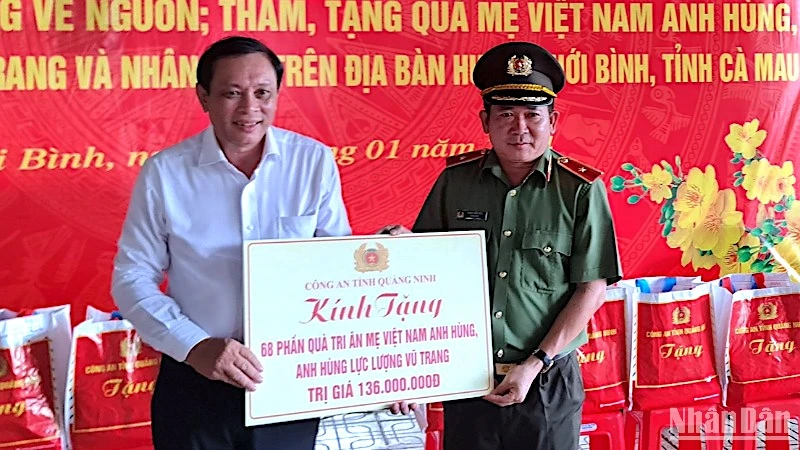 Đại diện Sở Lao động-Thương binh và Xã hội tỉnh Cà Mau (bìa trái) tiếp nhận tượng trưng 68 phần quà Tết từ Công an tỉnh Quảng Ninh trao tặng cho gia đình người có công tại địa phương.