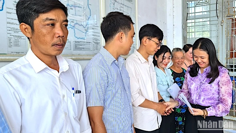 Trao quà Tết của Báo Nhân Dân và nhà tài trợ cho người dân xã Tạ An Khương Nam (huyện Đầm Dơi, tỉnh Cà Mau).
