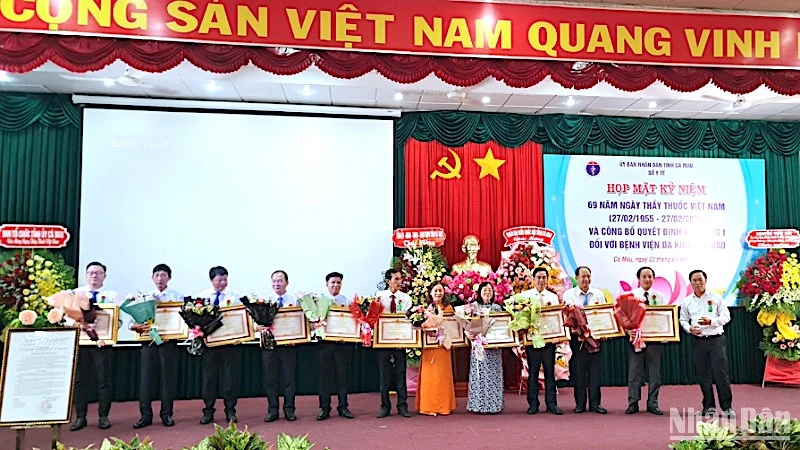 Trao Bằng khen của Thủ tướng Chính phủ cho nhiều cá nhân tại buổi họp mặt 69 năm Ngày Thầy thuốc Việt Nam tại Cà Mau vào chiều 22/2.
