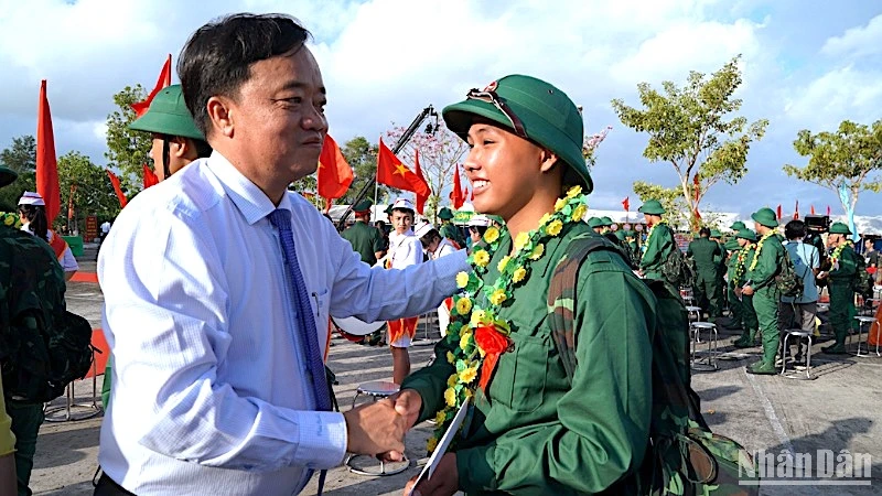 Ủy viên dự khuyết Trung ương Đảng, Chủ tịch Ủy ban nhân dân tỉnh Cà Mau Huỳnh Quốc Việt động viên tân binh lên đường làm nhiệm vụ bảo vệ Tổ quốc.