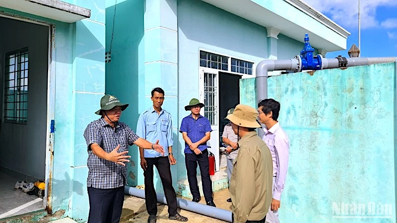 Chủ tịch Ủy ban nhân dân tỉnh Cà Mau (bìa trái) kiểm tra vận hành Trạm cấp nước liên xã Tân Bằng-Biển Bạch (huyện Thới Bình), cung cấp nước sinh hoạt cho khoảng 2.000 hộ dân trong vùng. 