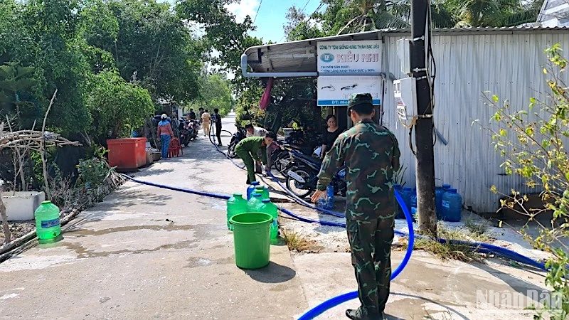 Các lực lượng vũ trang trên địa bàn xã Biển Bạch (huyện Thới Bình, tỉnh Cà Mau) chung tay đưa nước ngọt miễn phí đến người dân địa phương.