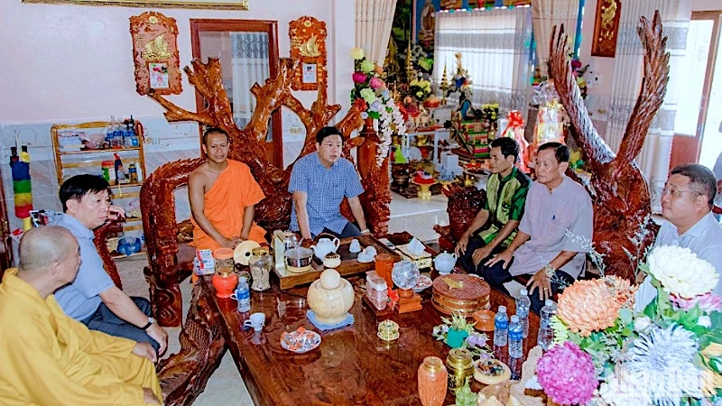 Bí thư Tỉnh ủy Cà Mau Nguyễn Tiến Hải (ngồi giữa) và lãnh đạo huyện Thới Bình trò chuyện cùng sư trụ trì chùa Rạch Giồng.