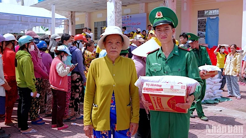 Hỗ trợ quà cho hộ nghèo, hộ có hoàn cảnh khó khăn xã Khánh Tiến, huyện U Minh, tỉnh Cà Mau.