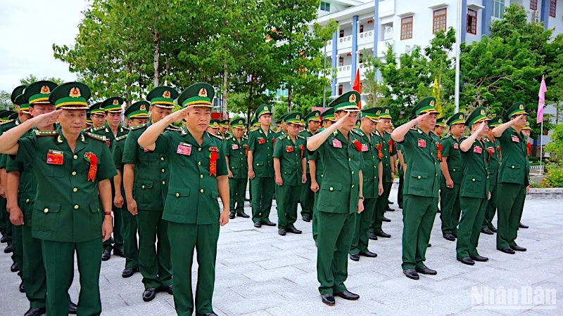 Các đại biểu dâng hoa tượng đài Bác Hồ với chiến sĩ Biên phòng tại khuôn viên Bộ Chỉ huy Bộ đội Biên phòng Cà Mau.