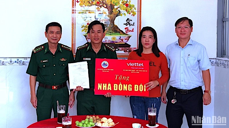 Đại tá Nguyễn Quang Hà, Phó Chính ủy Bộ đội Biên phòng Cà Mau và đơn vị tài trợ tặng biểu trưng trao “Nhà đồng đội” cho quân nhân Nguyễn Thanh Thiện. 