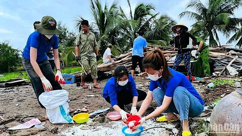 Chính quyền, đoàn thể huyện U Minh giúp dân khắc phục hậu quả sau mưa dông. 