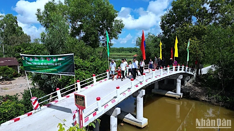 Kết nối đôi bờ tây kênh Cái Tàu ở miệt rừng tràm xã Khánh Thuận (huyện U Minh) nhờ Chương trình “Cầu nối yêu thương”.