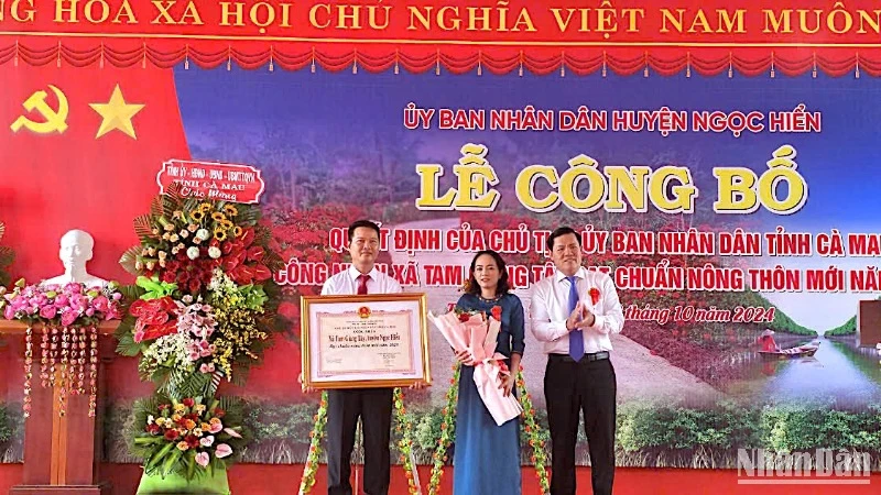 Lãnh đạo xã Tam Giang Tây vui mừng đón nhận xã đạt chuẩn nông thôn mới vào sáng 18/10. 