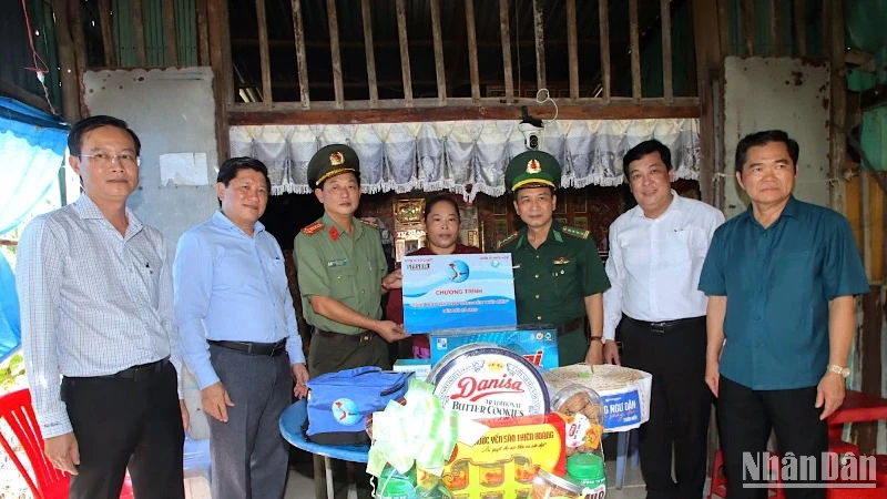 Lãnh đạo tỉnh Cà Mau cùng đơn vị đồng hành trao tặng quà cho ngư dân có hoàn cảnh khó khăn tại miền biển huyện U Minh.