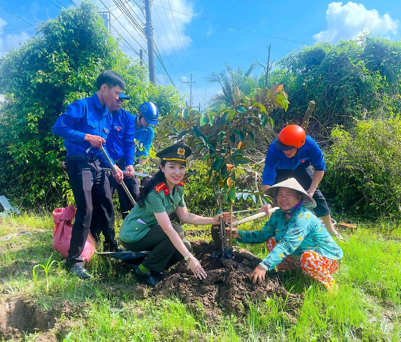 Lực lượng đoàn viên, thanh niên Cà Mau ra quân trồng cây vú sữa vườn nhà tại vùng quê huyện Thới Bình, phục vụ tái hiện sự kiện 200 ngày tập kết ra Bắc.