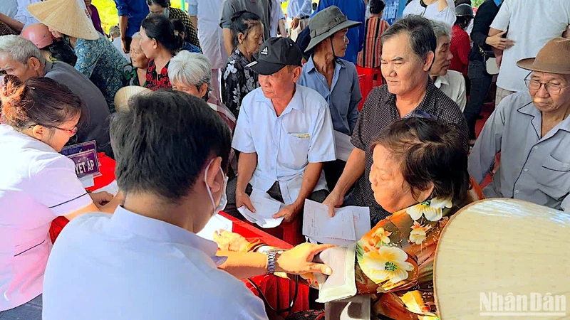 Đoàn thiện nguyện khám bệnh, cấp thuốc miễn phí cho người dân thị trấn Sông Đốc, huyện Trần Văn Thời, tỉnh Cà Mau.