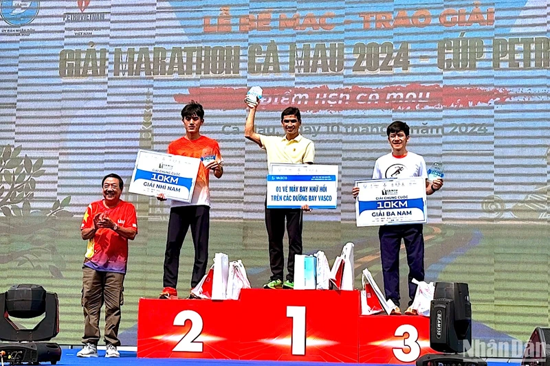 Ban tổ chức Giải Marathon Cà Mau 2024-Cúp PetroVietNam trao giải cho các vận động viên đạt thành tích cao vào sáng 10/11. 