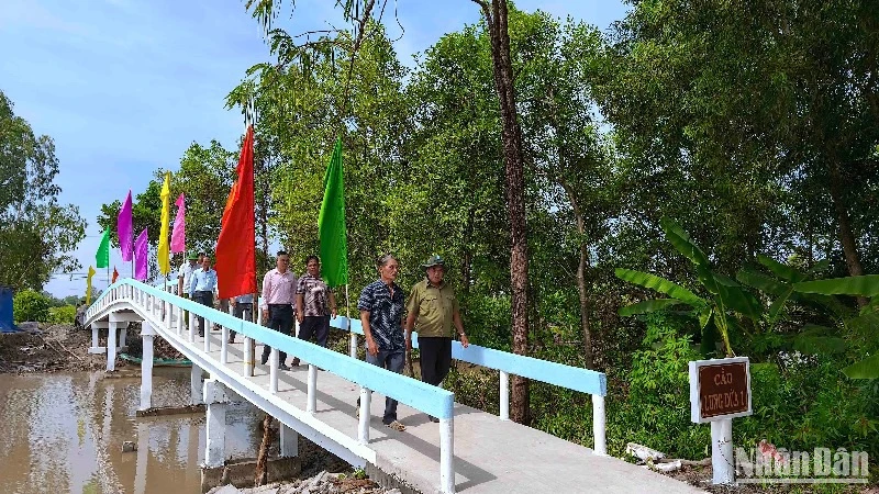 Cầu Lung Dừa do Báo Nhân Dân vận động hỗ trợ vừa hoàn thành nối đôi bờ vùng quê xã Tân Đức và Tạ An Khương Đông.