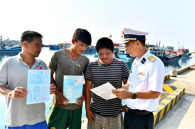 Bộ Tư lệnh Vùng Cảnh sát biển 2, tặng quà ngư dân tại cảng cá Tịnh Kỳ, thành phố Quảng Ngãi. Ảnh: NAM TRUNG
