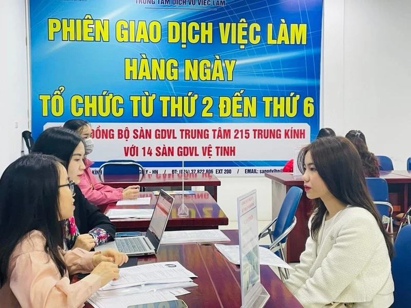 Một phiên giao dịch việc làm trực tuyến tại Hà Nội. 