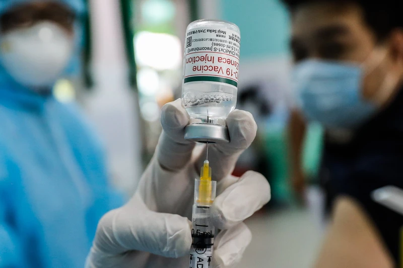 Tại Việt Nam, phần lớn người dân đã tiêm vaccine phòng Covid-19 của AstraZeneca từ một năm về trước. Ảnh: HỮU KHOA