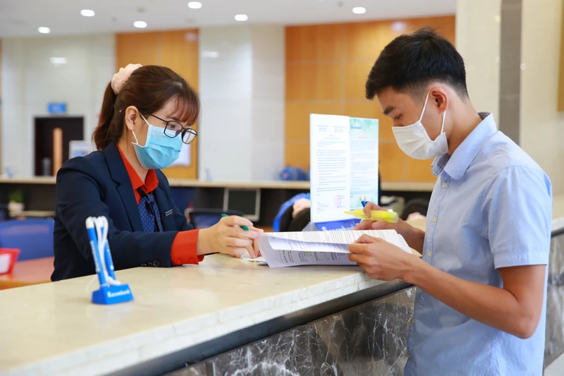 Báo cáo tài chính của nhiều ngân hàng thể hiện tăng trưởng cho vay vượt huy động do tiền nhàn rỗi đổ vào các kênh sinh lời khác thay vì gửi tiết kiệm.