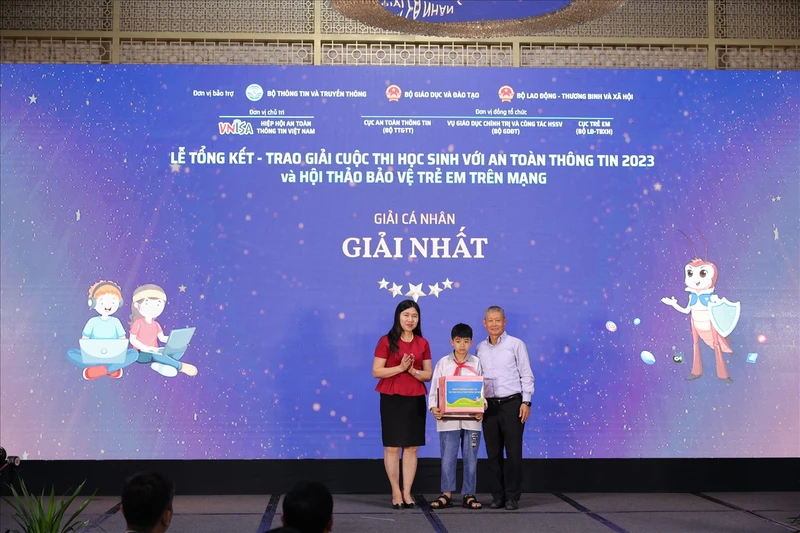 Chủ tịch VNISA Nguyễn Thành Hưng và Phó Cục trưởng Cục Trẻ em Nguyễn Thị Nga trao giải Nhất cho các em học sinh có thành tích xuất sắc. (Nguồn: Báo Dân tộc)
