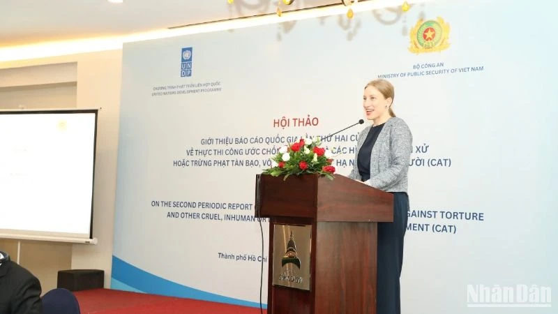 Bà Sabina Stein, Trợ lý Trưởng Đại diện Thường trú, Trưởng nhóm Quản trị và Tham gia UNDP phát biểu khai mạc Hội Thảo. (Ảnh: Ban tổ chức)