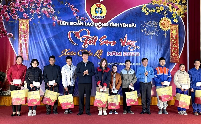Chủ tịch Ủy ban nhân dân tỉnh Yên Bái Trần Huy Tuấn trao quà tết cho công nhân lao động có hoàn cảnh khó khăn.