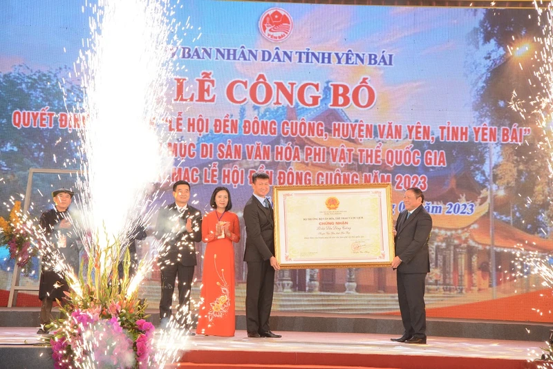 Bộ trưởng Văn hóa Thể thao và Du lịch Nguyễn Văn Hùng trao Bằng chứng nhận cho Ủy ban nhân dân tỉnh Yên Bái.