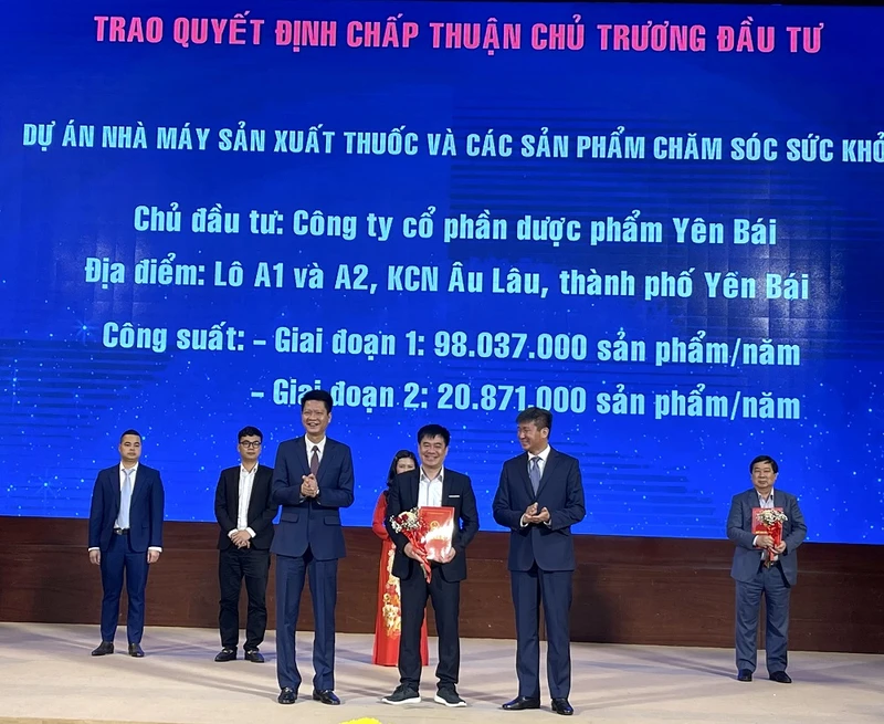 Chủ tịch Ủy ban nhân dân tỉnh Trần Huy Tuấn trao quyết định chấp nhận đầu tư cho Công ty cổ phần Dược phẩm Yên Bái.