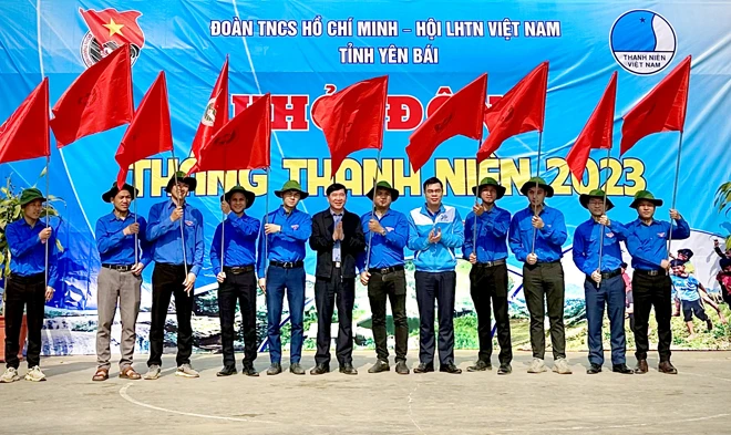 Trao cờ cho các đội thanh niên tình nguyện tại huyện Văn Yên, tỉnh Yên Bái.