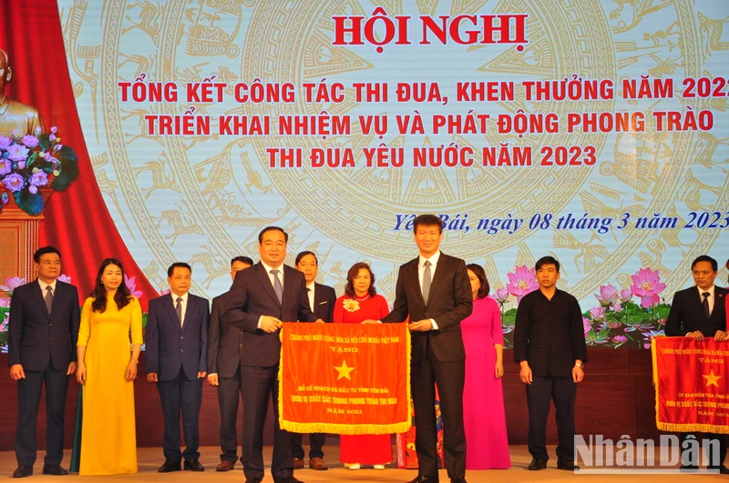 Thừa ủy quyền của Thủ tướng Chính phủ, đồng chí Trần Huy Tuấn, Phó Bí thư Tỉnh ủy, Chủ tịch Ủy ban nhân tỉnh, trao Cờ thi đua của Chính phủ cho các tập thể. 