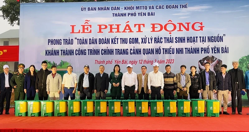 Lãnh đạo Mặt trận Tổ quốc Việt Nam tỉnh Yên Bái và thành phố Yên Bái trao thùng đựng rác cho các hộ dân.