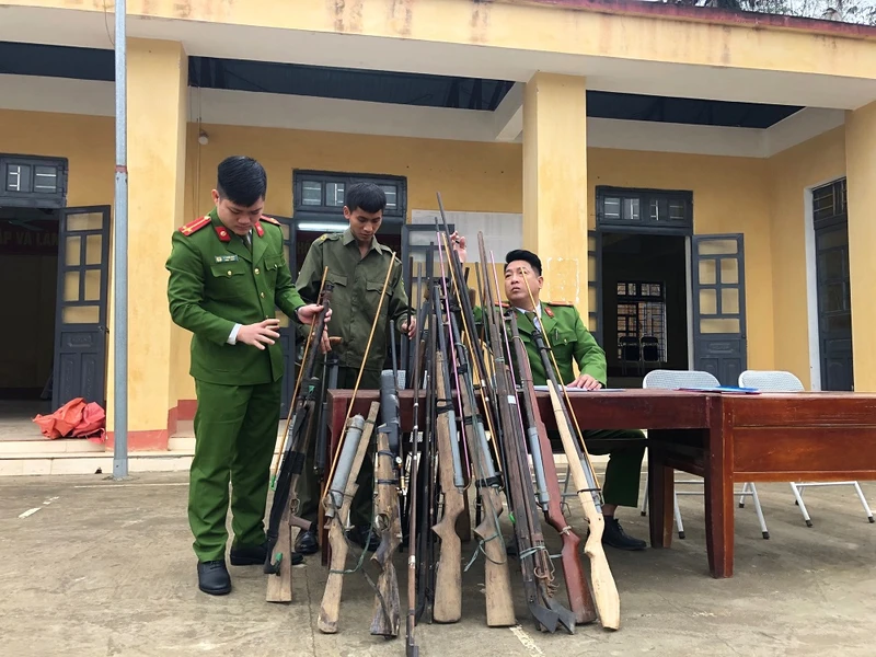 Công an xã Quang Minh, huyện Văn Yên (Yên Bái) kiểm đếm vũ khí tự chế.