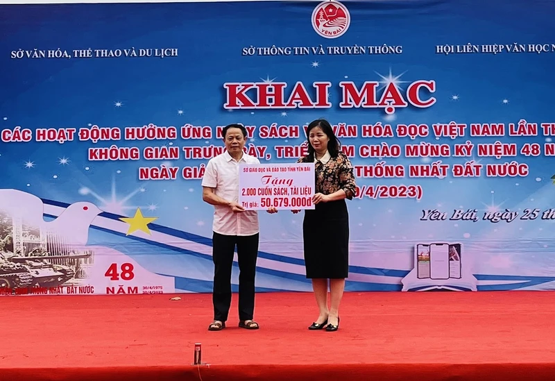 Lãnh đạo Sở Giáo dục và Đào tạo tỉnh trao tặng 2.000 cuốn sách, tài liệu cho Hội Khuyến học tỉnh.