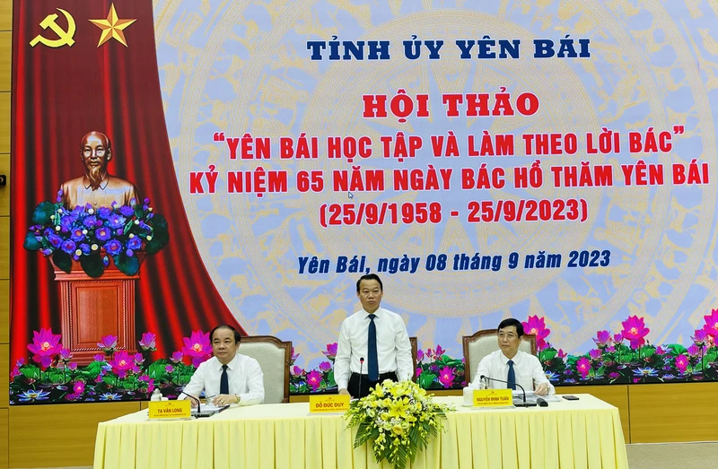 Các đồng chí lãnh đạo Tỉnh ủy Yên Bái chủ trì hội thảo.