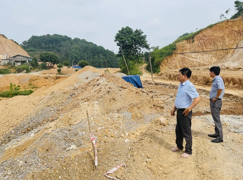 Lãnh đạo xã Phú Thịnh, huyện Yên Bình đi kiểm tra tại hiện trường đang mở đường giao thông nông thôn tại đầm Bùng.