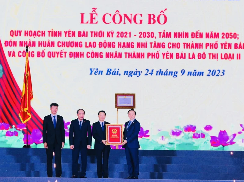 Trao các quyết định của Chính phủ đối với tỉnh Yên Bái.