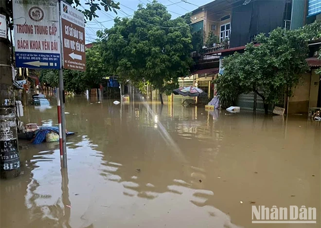 Một tuyến phố của thành phố Yên Bái bị ngập sâu trong nước.