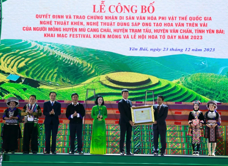Chủ tịch Ủy ban nhân dân tỉnh Trần Huy Tuấn đón nhận Chứng nhận di sản văn hóa phi vật thể nghệ thuật Khèn Mông. (Ảnh THANH SƠN)