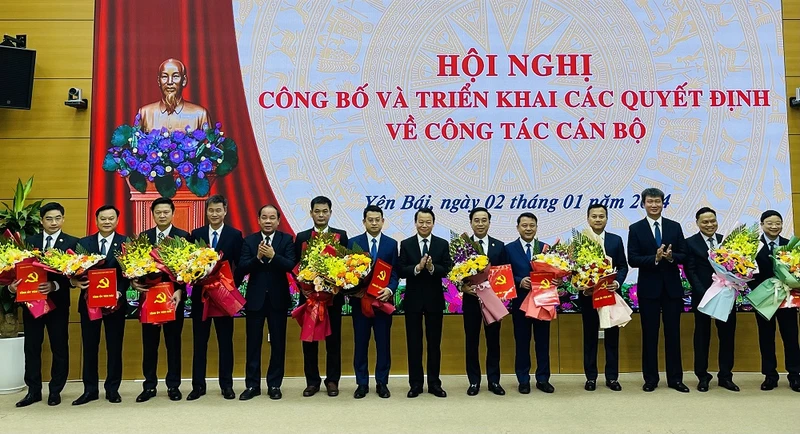 Lãnh đạo tỉnh Yên Bái tặng hoa chúc mừng 11 đồng chí được điều động bổ nhiệm. (Ảnh: THANH SƠN)